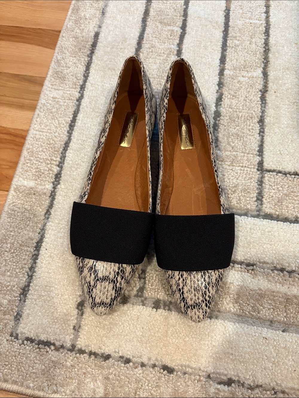 Halogen Leather-Lined Snakeskin Pointed Toe Flats with Black Bow    Size 6.5